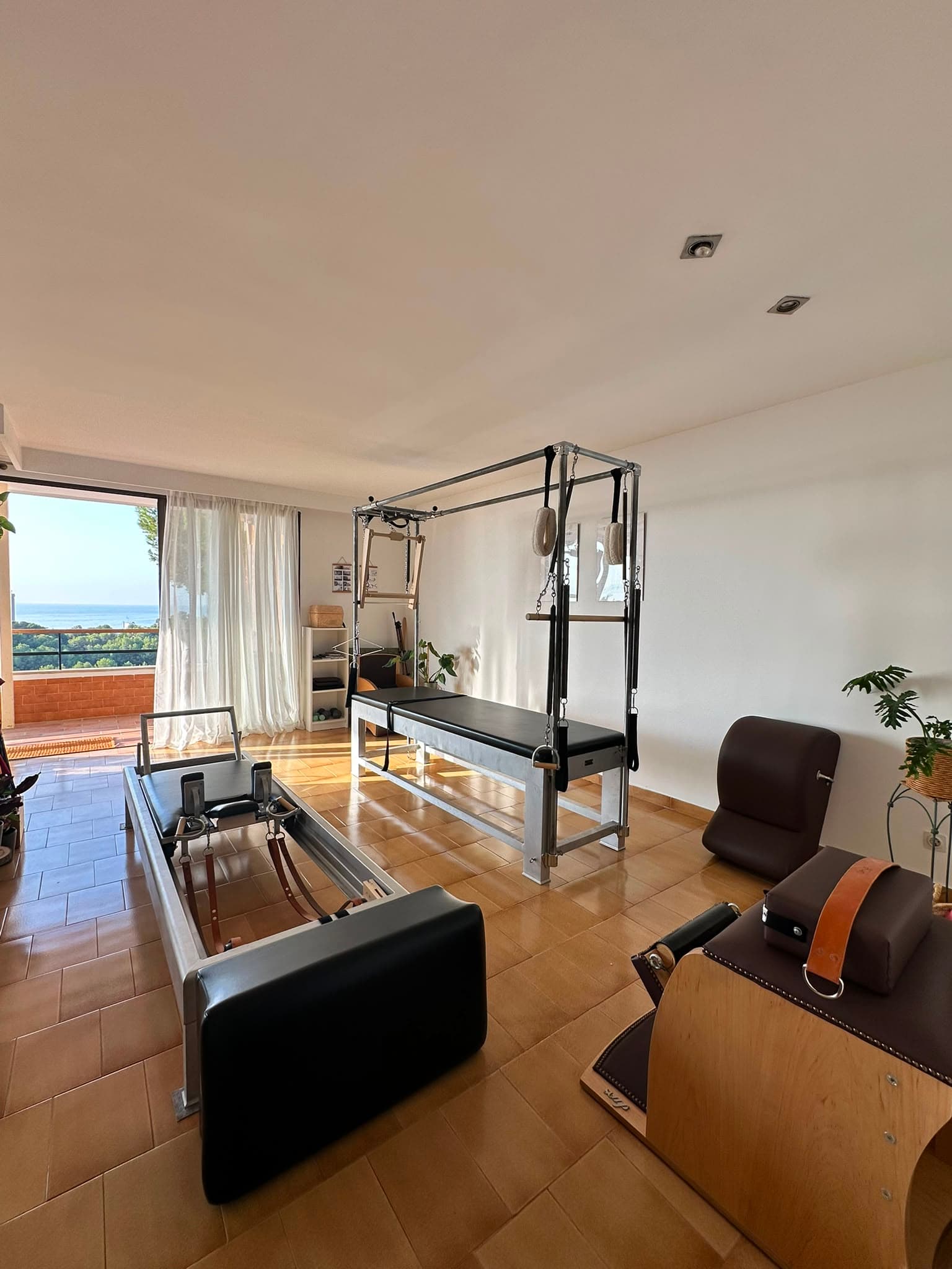 El estudio de Pilates Clásico de Luciana, con luz natural y vistas al mar